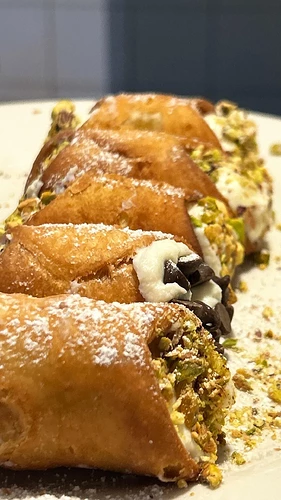 homemade-cannoli-v0-9zbxy0wfdrfe1